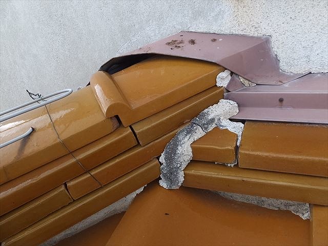 瓦の継目の漆喰がひび割れ